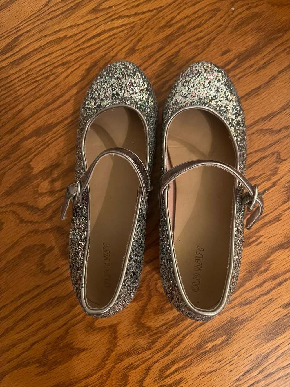 Old Navy Glitter Mary Jane Shoes Big Girl
Size 3 Silver